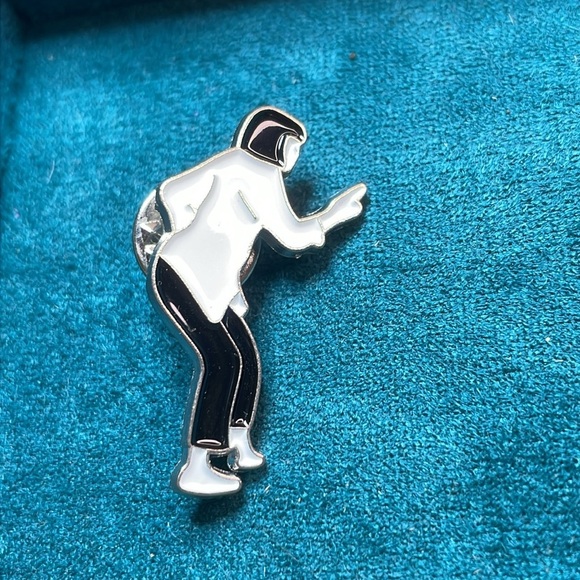 Pulp Fiction Dancing Duo lapel pins - Picture 2 of 4